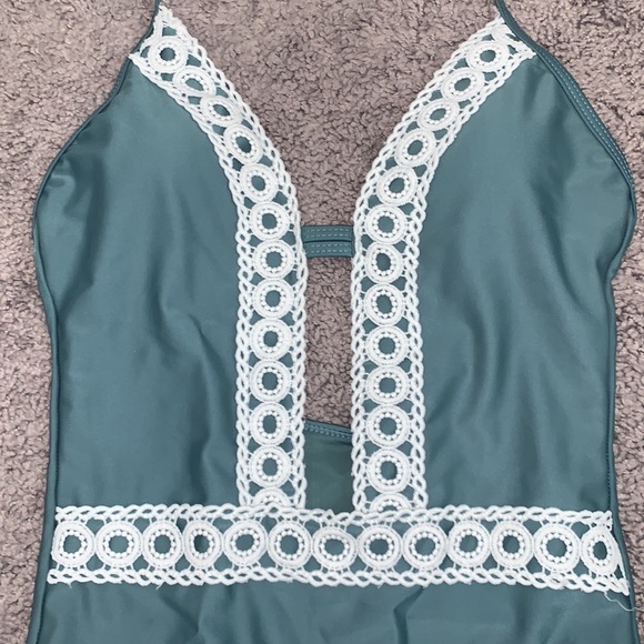 Full piece swimsuit - Picture 2 of 4